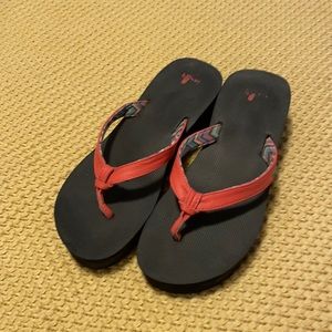🐝 Sanuk sandals